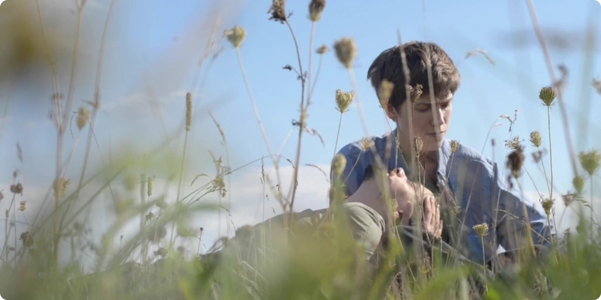 Кадр з фільму _Лелеки завжди повертаються додому_