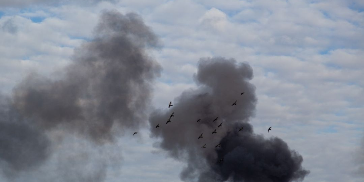 Дим від ракетного удару Дим від ракетного удару