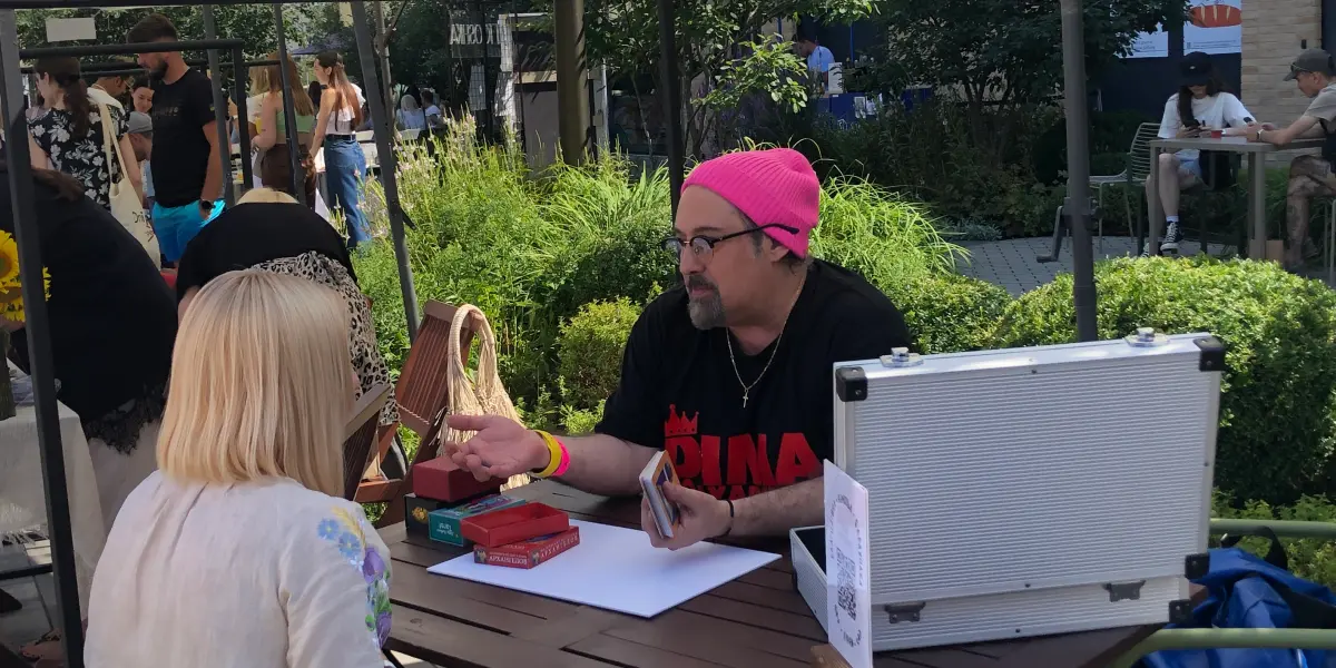 Дмитро Коляденко ворожить на картах таро