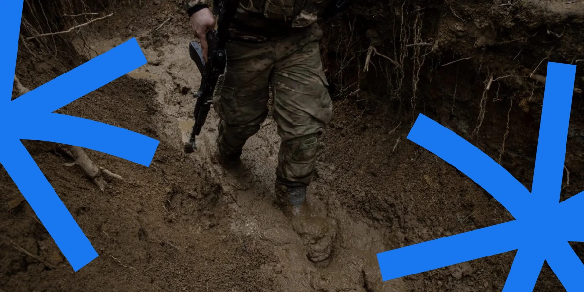 Український солдат йде густою багнюкою в окопі.webp