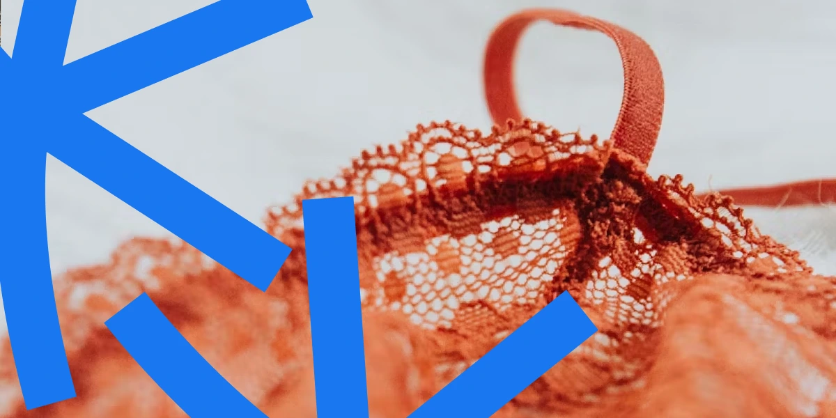 Фортепіано, червона білизна, капюшон.webp