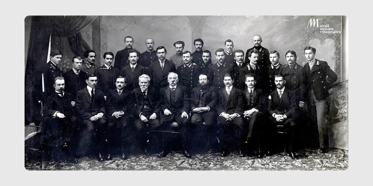 Викладачі й слухачі курсу українознавства. Джерело_ Каталог фотодокументів Олександра Грушевського з колекції Історико-меморіальног