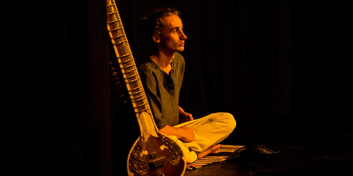 Це була не просто вистава, сповнена особистої енергетики, смачної мови, музикування на ситарі, пластики, коло�