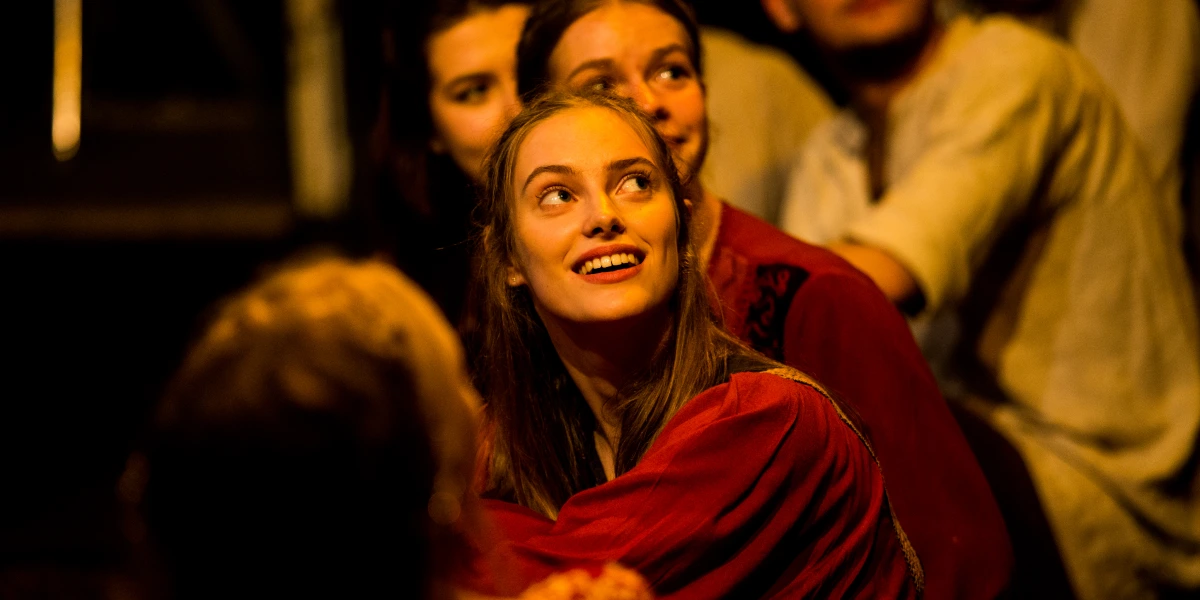 До зали, даруючи галасливим прочанам айстри-лотоси, повагом входить акторка Аріна Бочарова