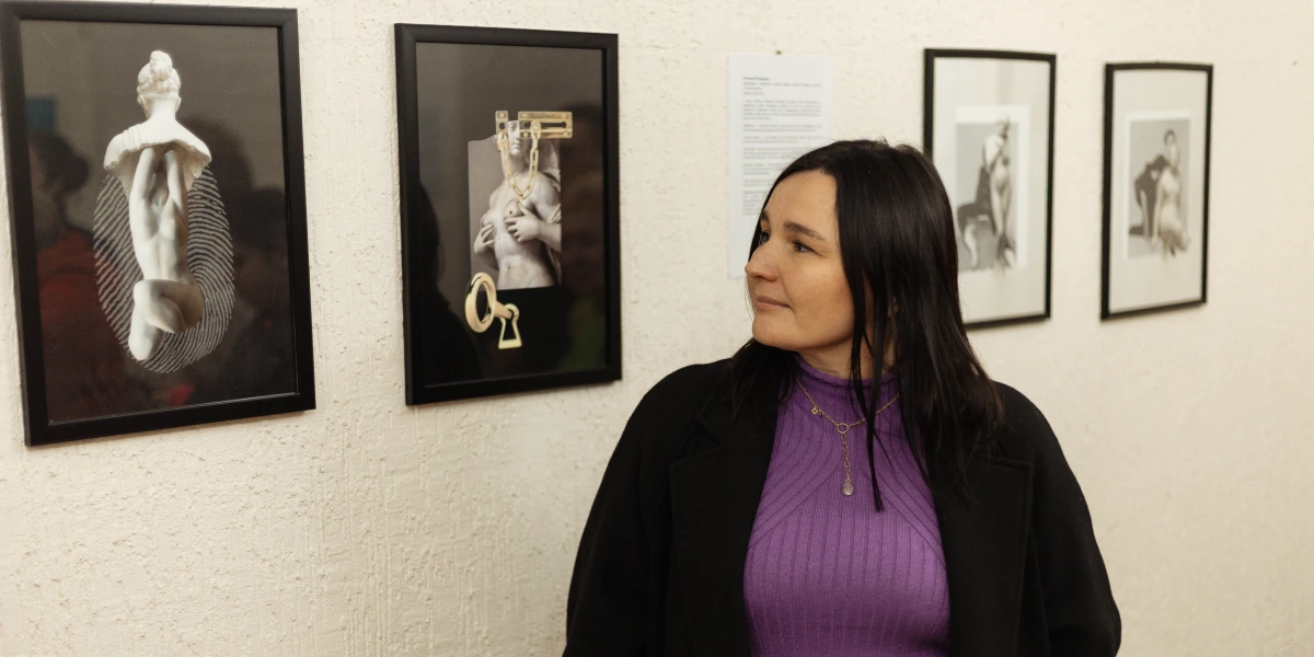 Катерина Бондарець на фоні своїх робіт_ «Відбиток», «Золоті замки» та диптиху «Плагіат»