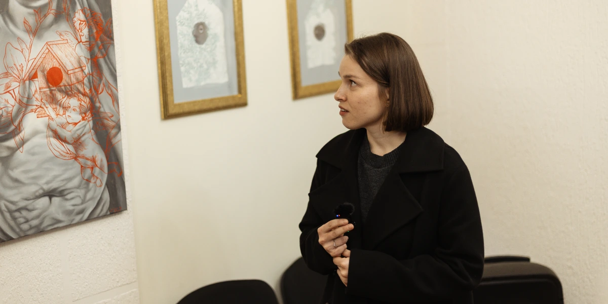 Мисткиня Оксана Жарун розповідає про свою роботу «Годувальниця» на відкритті виставки