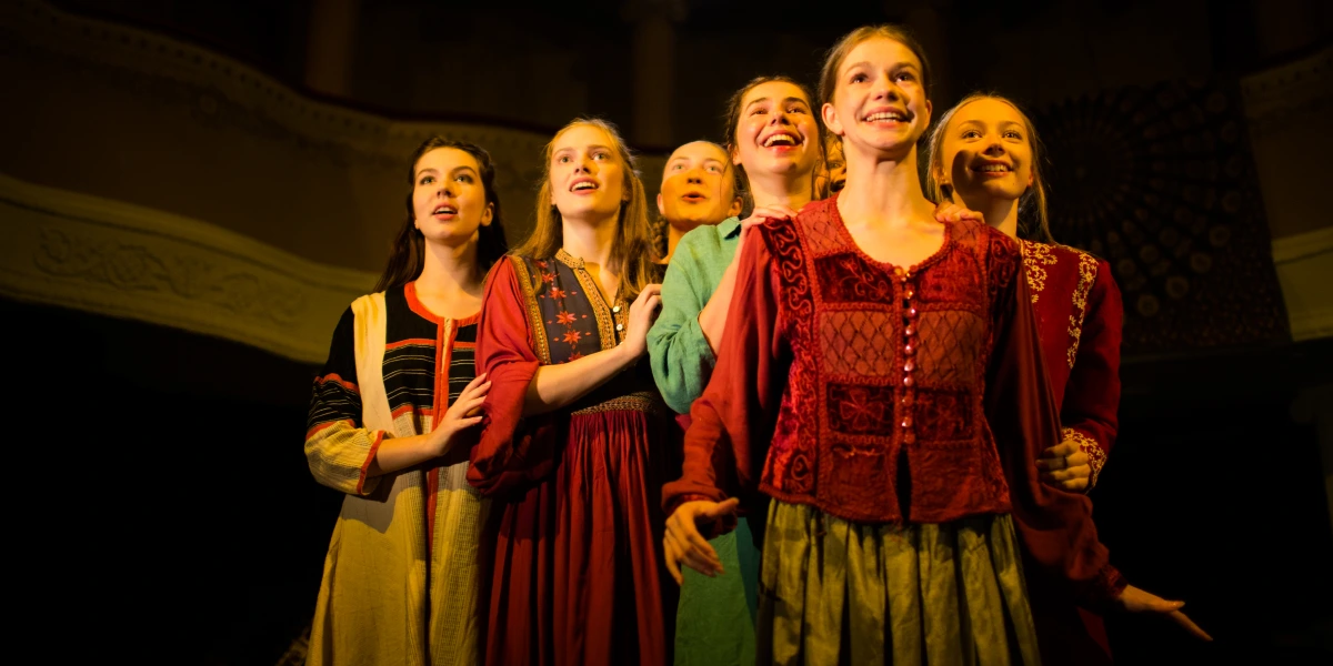 На сцені — шістнадцять оригінальних втілень героя на різних етапах його шляху до себе_ від аскези до гедоніз�