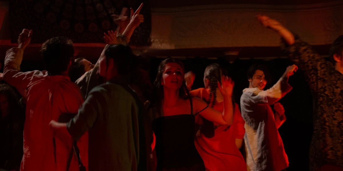 Тупіт ніг, дзвін тамбуринів і ритм бітбоксу — зала перетворюється на сучасний танцмайданчик