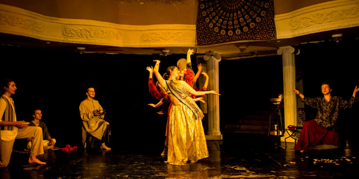 У залу впливає пишна процесія — на паланкіні з рук, наче на троні, прекрасна куртизанка Камала (Дар’я Шутко), �