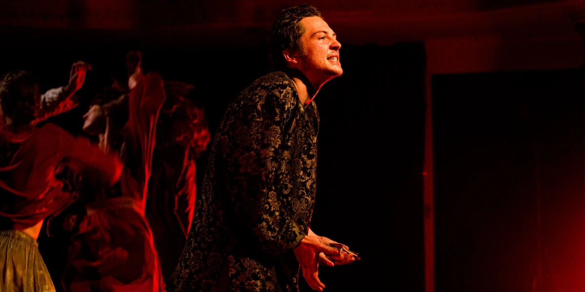 З-посеред натовпу танцівників Сіддхартха (Тимур Івакін) — зрілий, ошатно вбраний