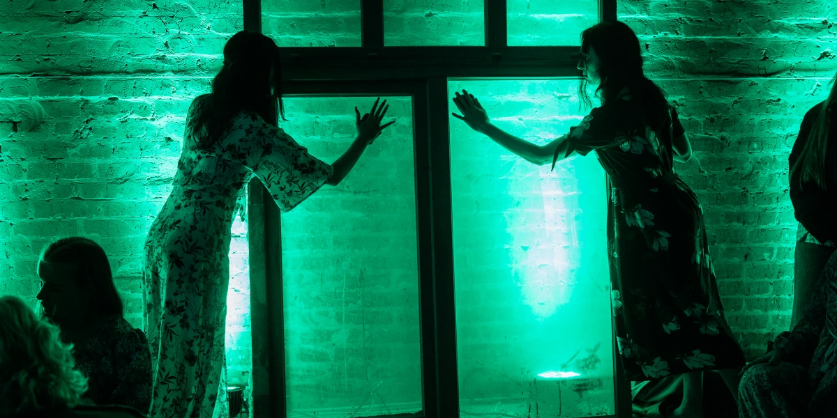 Його запилені шиби довго й ретельно протирають