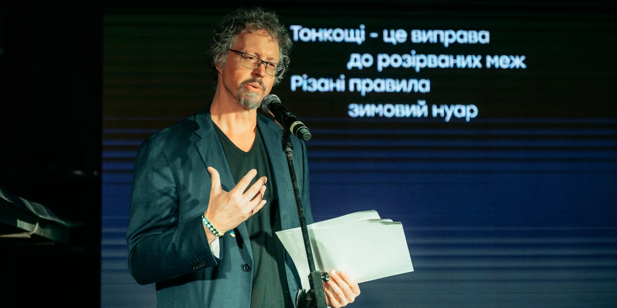 на сцені — поет із Канади — Адам Дікінсон.webp