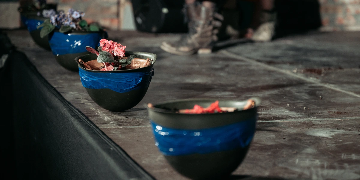 насипаючи всередину землю — садять фіалки.webp