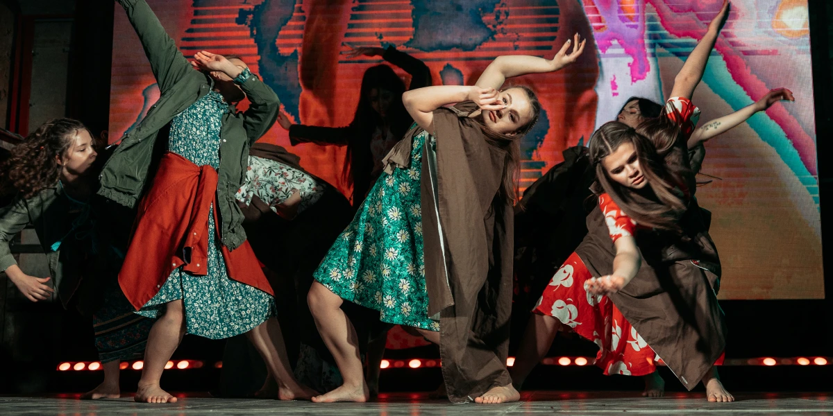 Вони вирощують і танцюють її серед темряви — у барвистих сукнях.webp