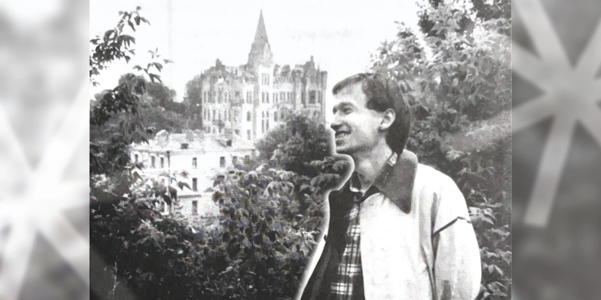 Аттила Могильний на тлі Замку Річарда (Київ, 1980-ті) (Фото з фондів Музею Однієї Вулиці).webp