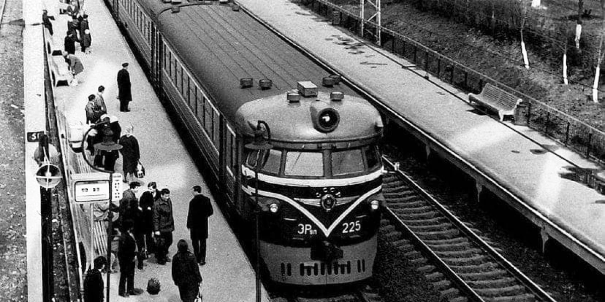 Електропоїзд на залізничній станції Київ-Волинський Київ, Солом’янський район, 1970-ті роки..webp