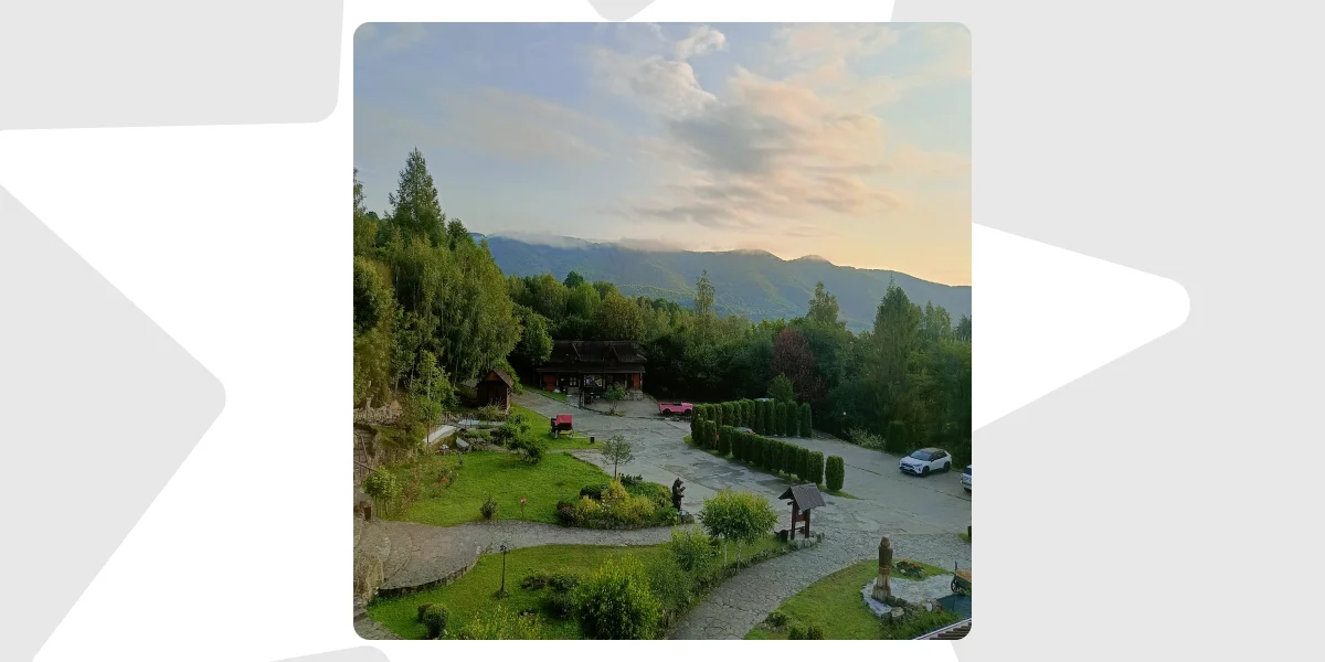 Ранкові читання, йога, лекції, обід, підйом у гори, робочі чати