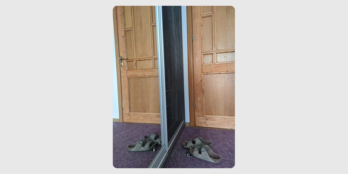 Сонце освітлює п’ять відтінків коричневого в кімнаті_ штори, килим, покривало на ліжку, панель над ним і кріс�