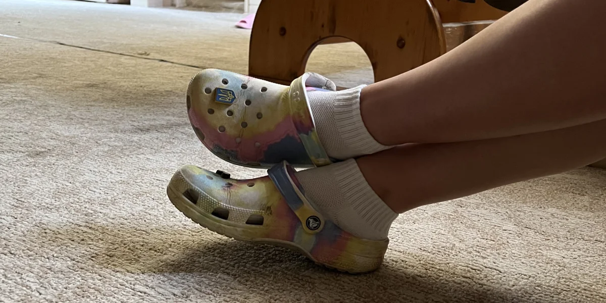 У колеги із групи крокси із принтом тай-дай, а мої — темно-сині