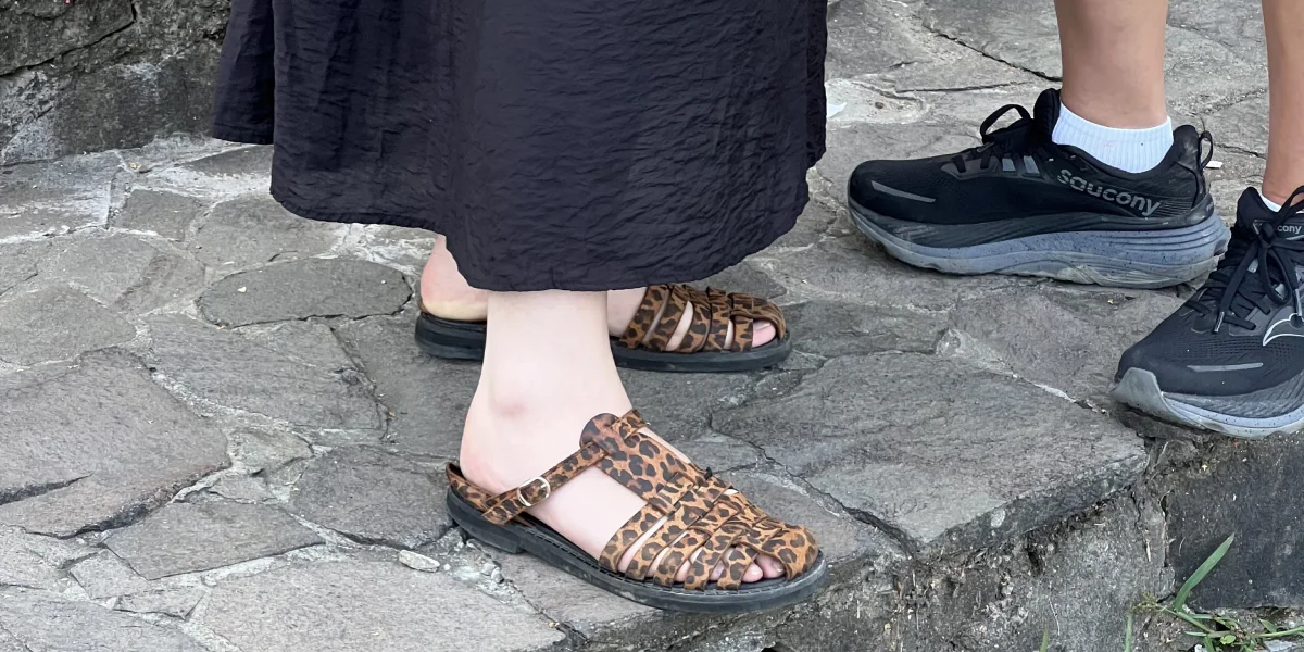 У моєї сусідки по кімнаті чарівні сандалі розміру так 35. Хай навіть я знайду такі ж самі на свій 39-й — ніхто й не подумає нас порівнювати