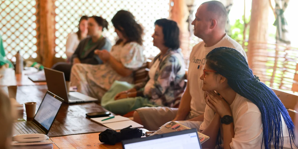 я думаю, що ми такі яскраві, такі різні й привабливі, ми просто як відшліфовані морем уламки пляшкового скла, хтось від «Львівського 1715»,