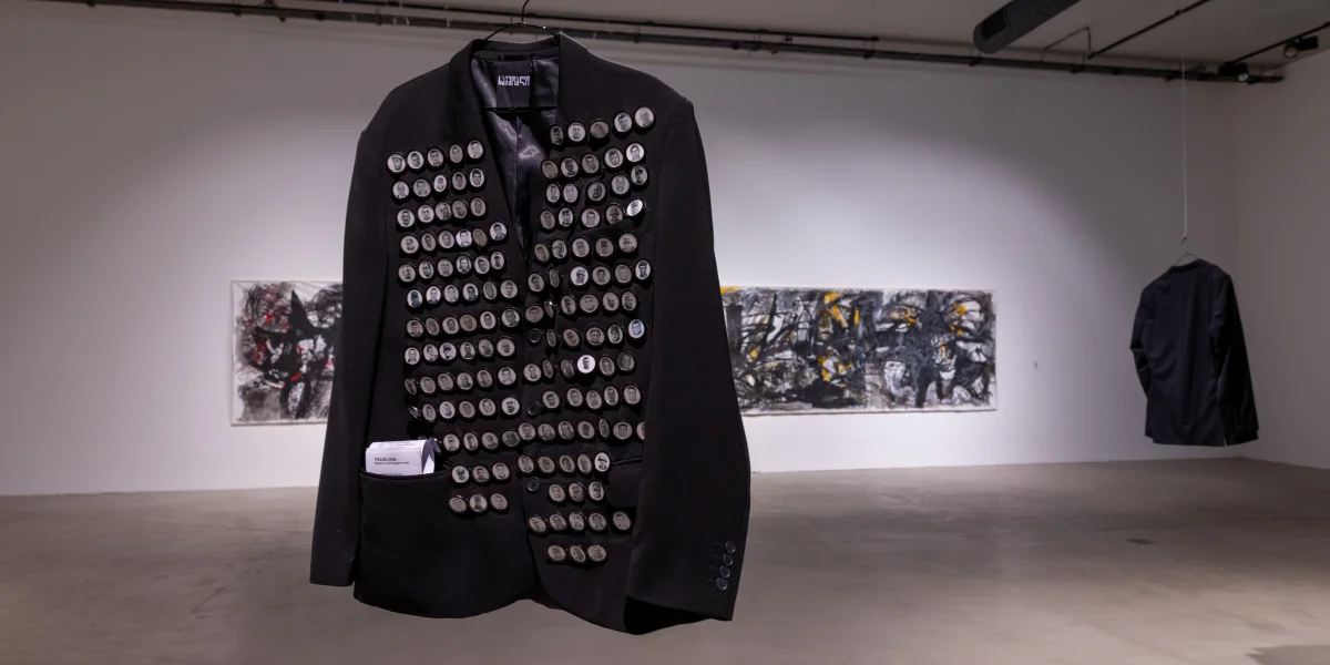 Фрагмент інсталяції Наталії Васадзе «Батьківщина» на тлі «Ландшафту» Володимира Буднікова