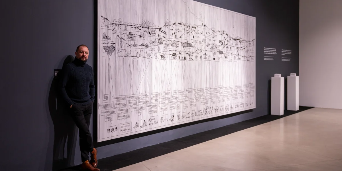 Младен Мільянович біля своєї інсталяції «Дидактична стіна»