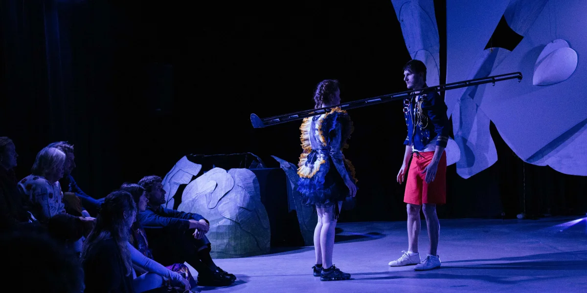 Мідія у зіткненні з наглядачем відіграє різні ситуації, які ми взяли з 2014 року, коли відбувалася окупація Криму