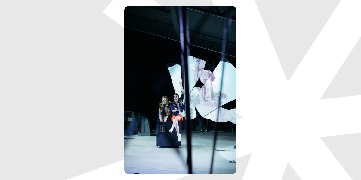 На уламках вітрил, чогось крихкого, з’являтиметься проєкція моря, яка підкидає спогади про дитинство авторки та колонізацію Криму