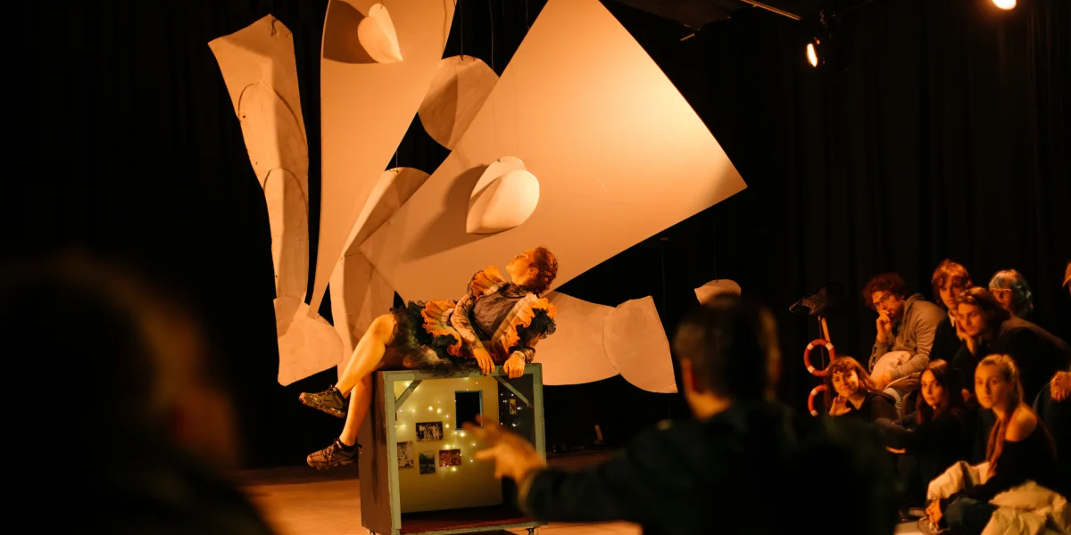 Та попри це, авторка забарвлює цю частину перформансу доволі весело, грайливо, деколи чуємо іронію, деколи чуємо щемкість