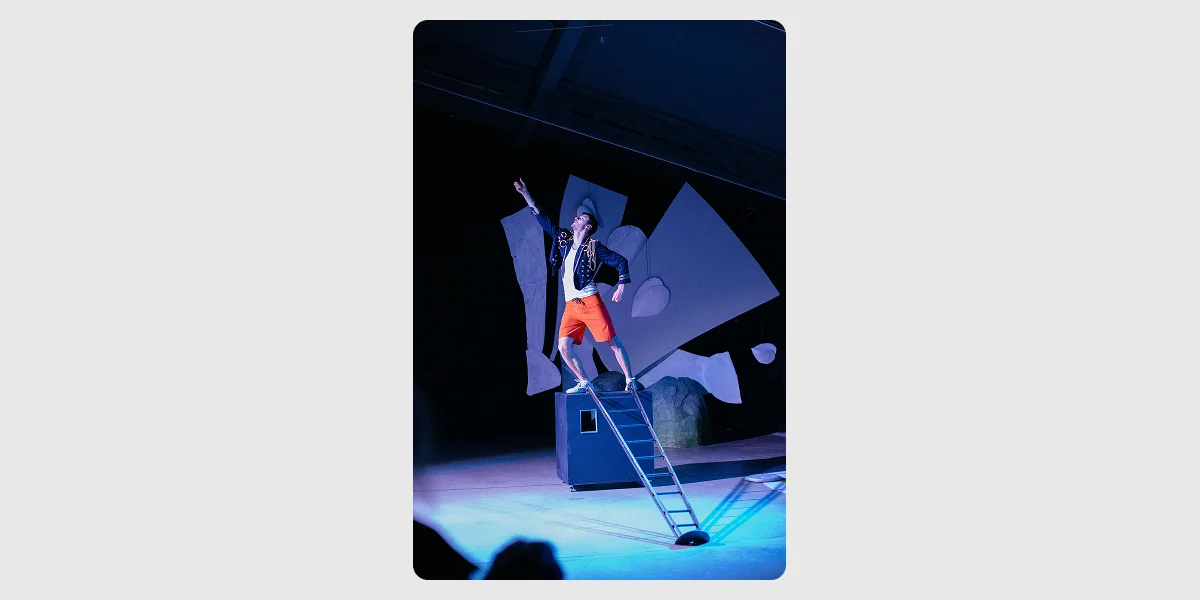 У його функції входить наглядати, охороняти й рятувати