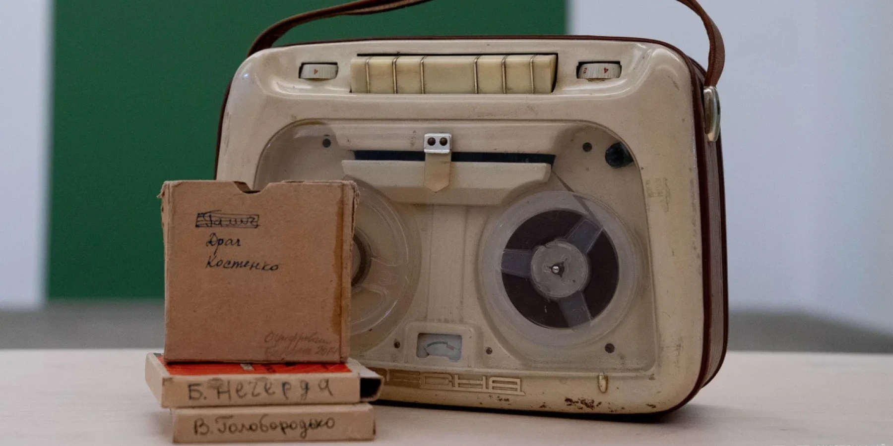 Магнітофон Івана Світличного та касети до нього. З колекції Музею шістдесятництва. Фото Анни Зурової